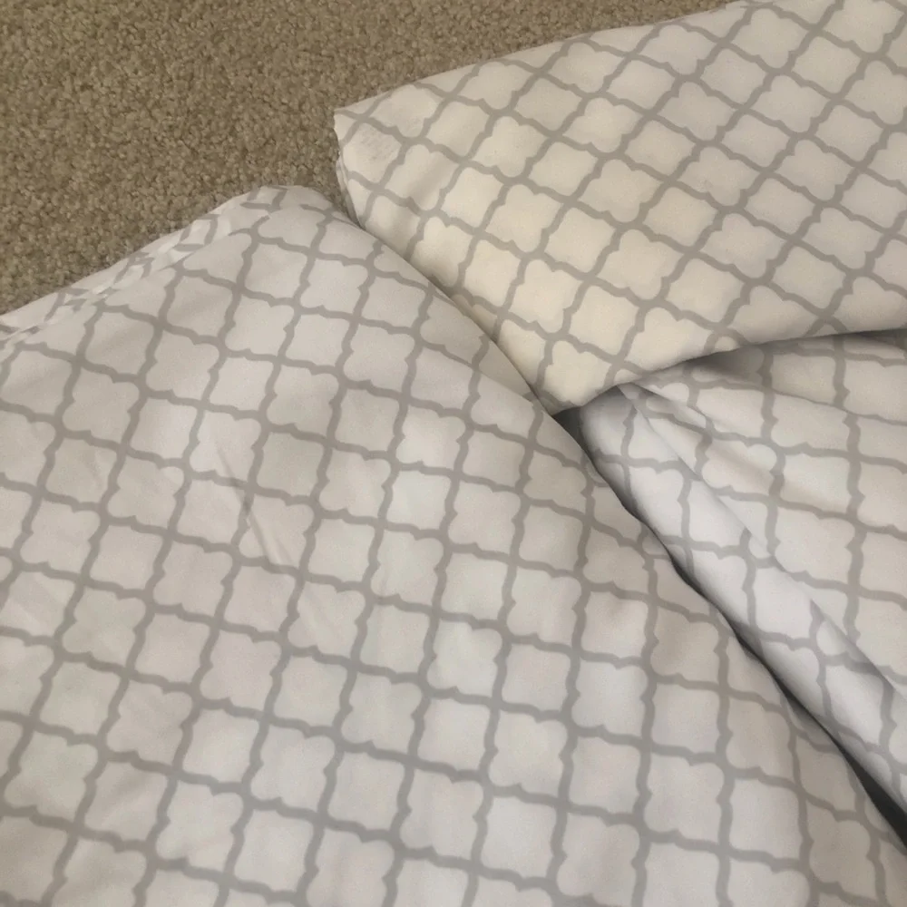 London Kaye Queen Sheet Set white and gray geometrical pattern